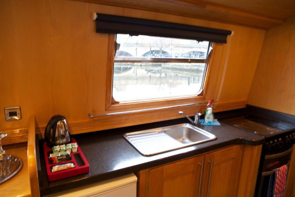 Houseboat Hotels Шефилд Екстериор снимка